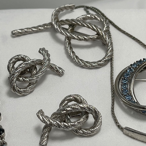 Vintage mixed lot of Silver tone, and Rhinestone Jewelry. 15 pcs. - Picture 5 of 8